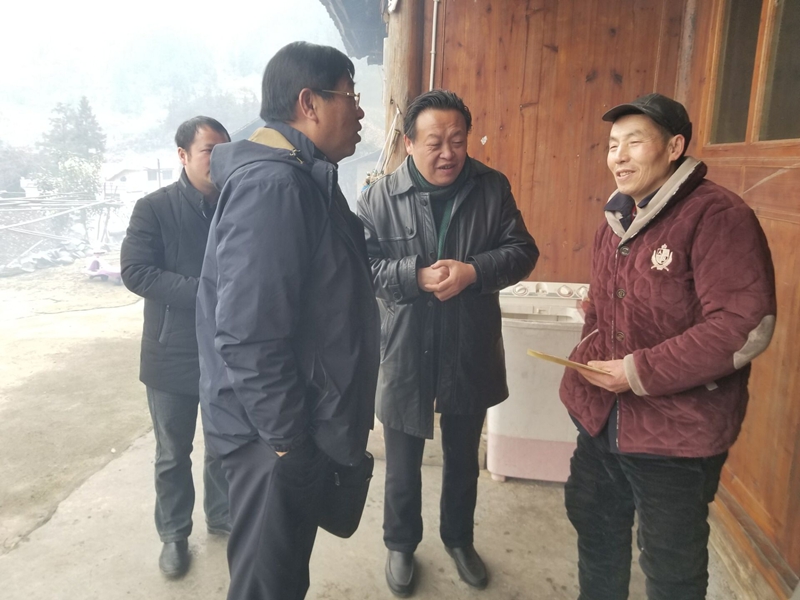 走访慰问了桐林镇木良村,款场乡款场村见义勇为人员石帮华与姜大海,向